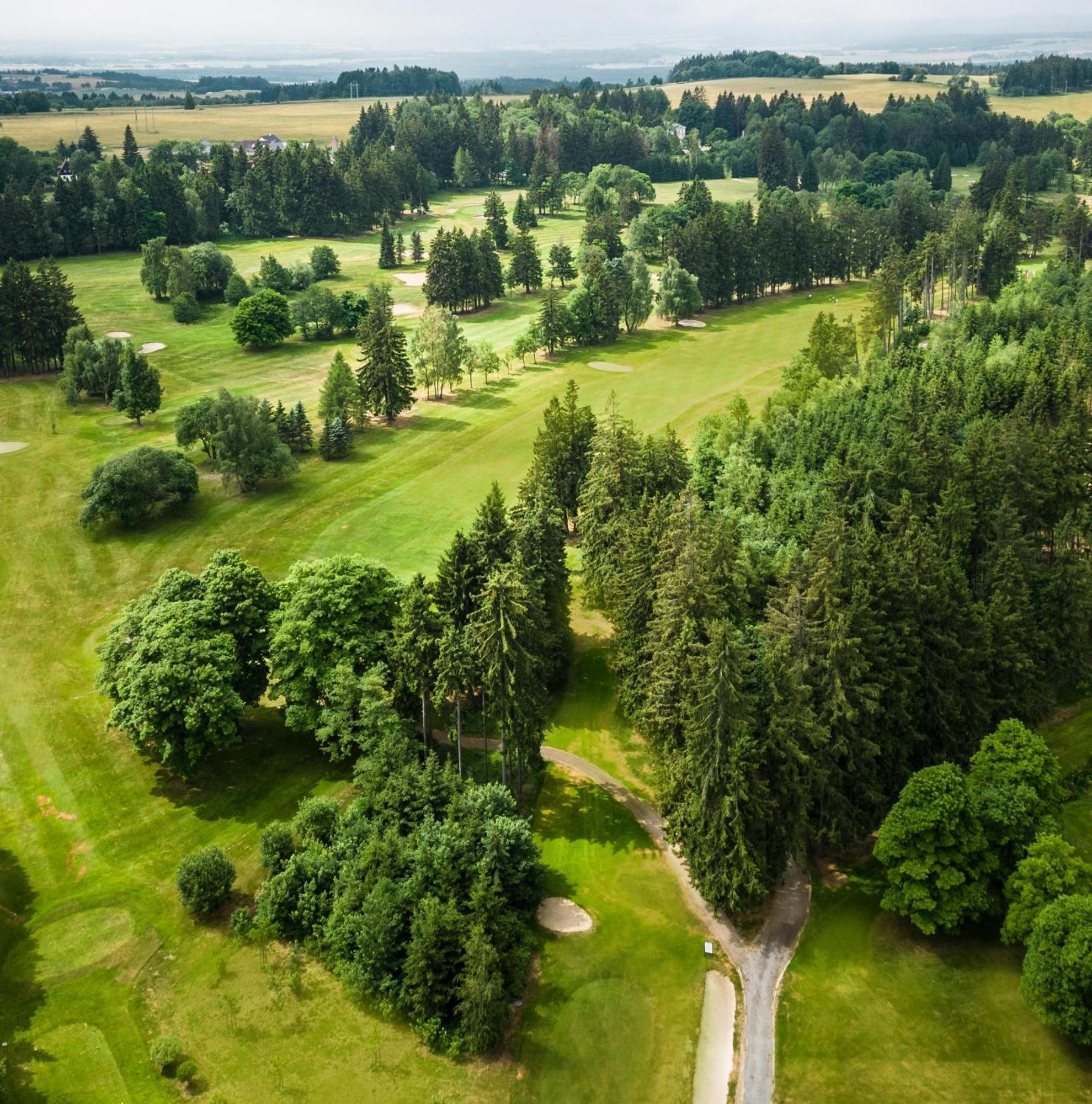 Falkensteiner Spa Resort Mariánské Lázně المظهر الخارجي الصورة Aerial view of the golf course