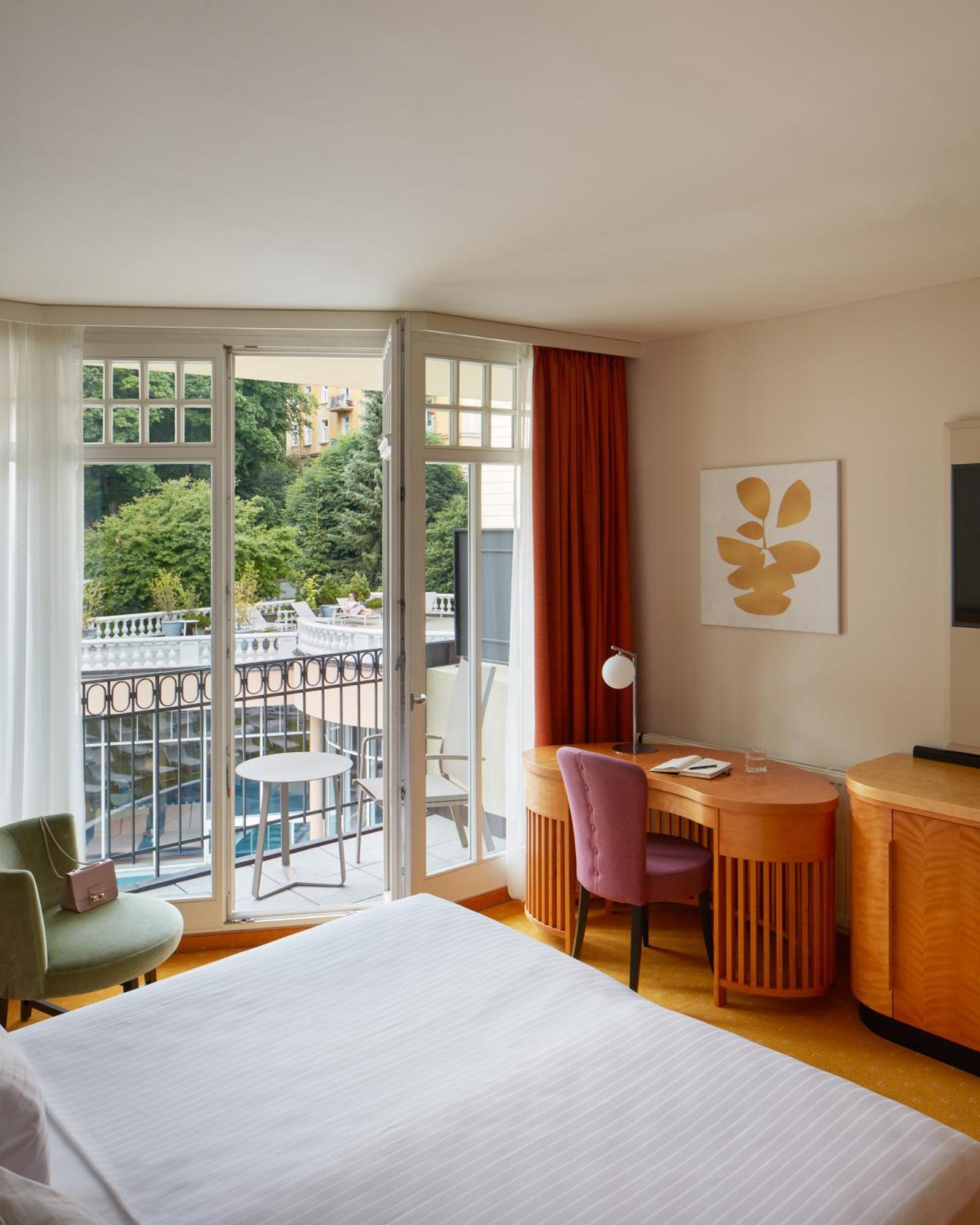 Falkensteiner Spa Resort Mariánské Lázně الغرفة الصورة A room at the Hotel de l'Europe