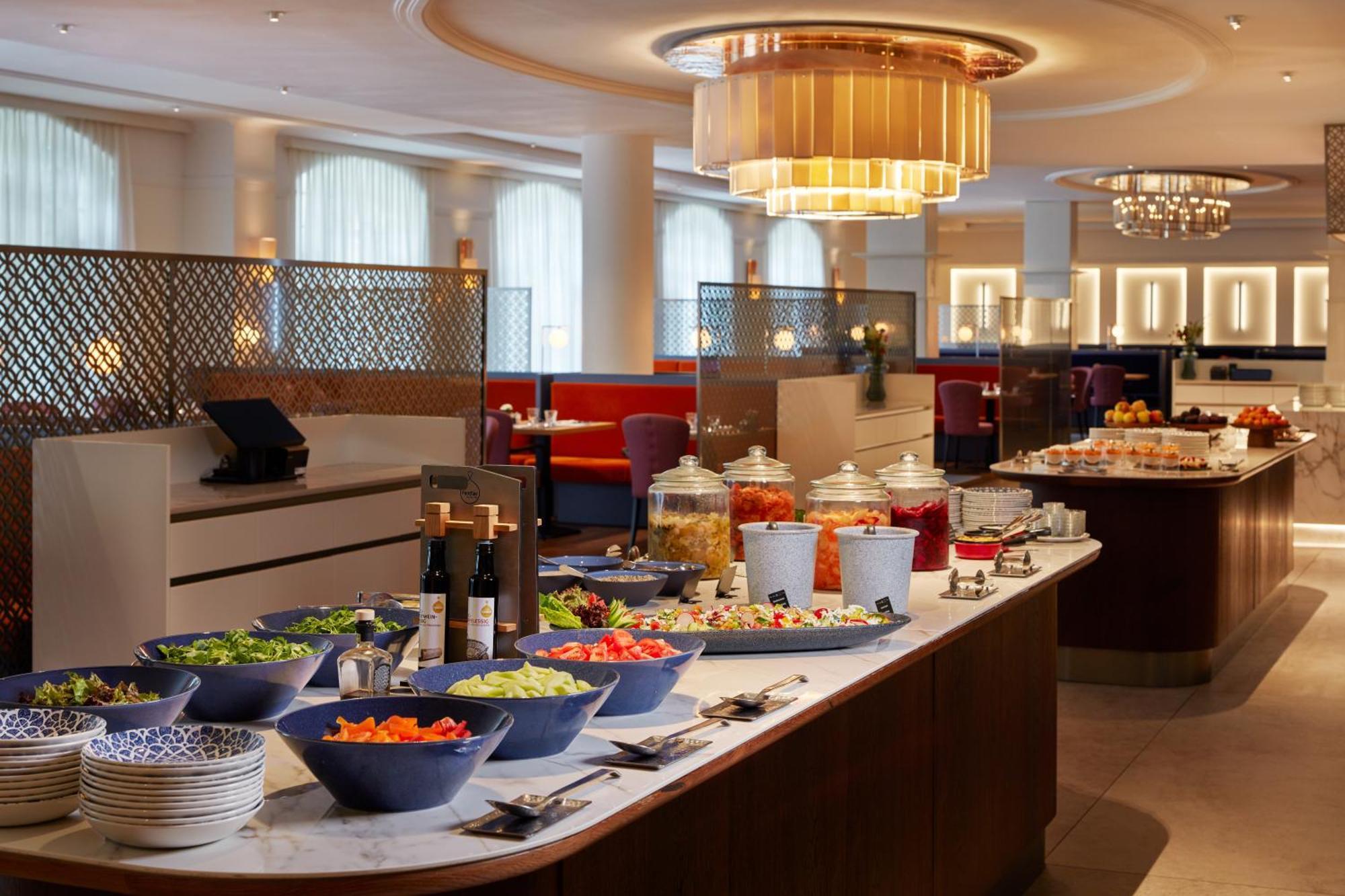 Falkensteiner Spa Resort Mariánské Lázně المظهر الخارجي الصورة The buffet at the restaurant