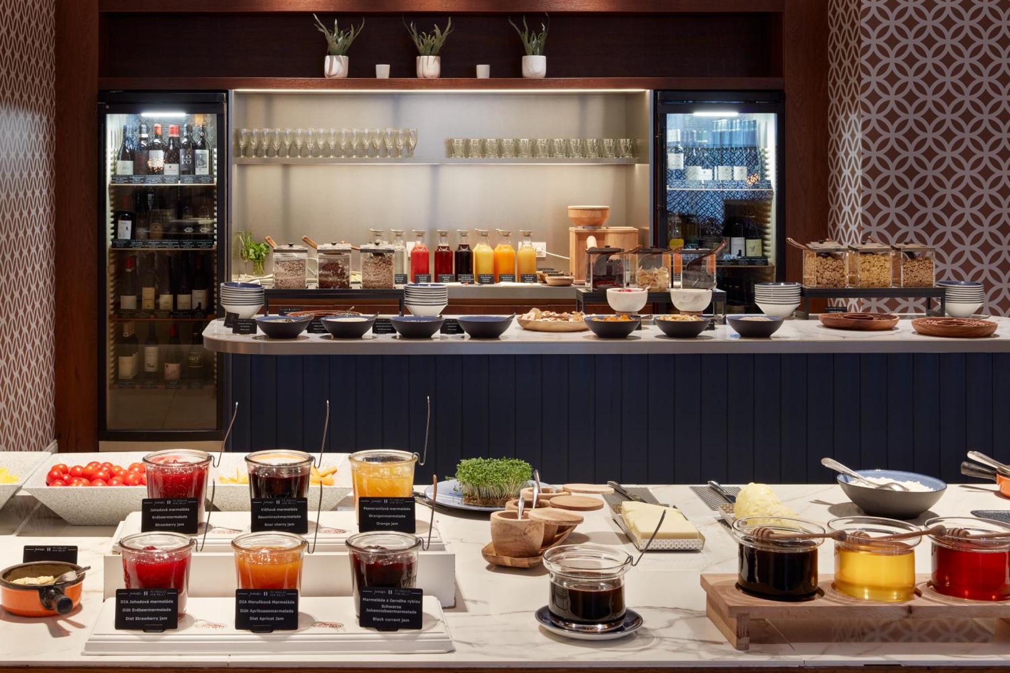 Falkensteiner Spa Resort Mariánské Lázně المظهر الخارجي الصورة A buffet at a hotel