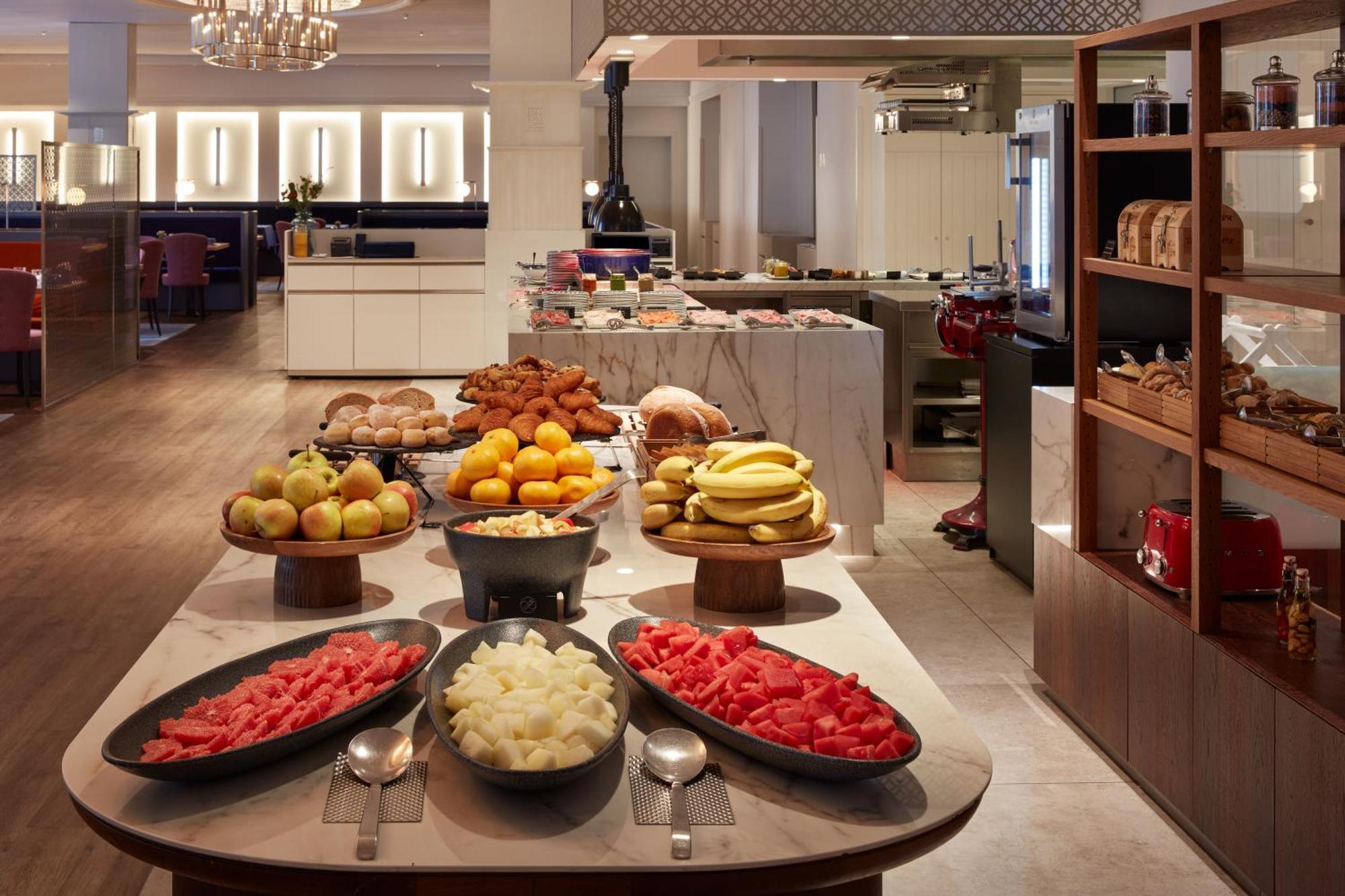 Falkensteiner Spa Resort Mariánské Lázně المظهر الخارجي الصورة The buffet at the lounge