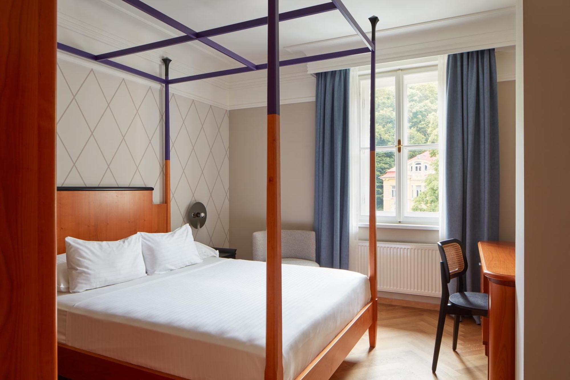 Falkensteiner Spa Resort Mariánské Lázně الغرفة الصورة A room at the hotel