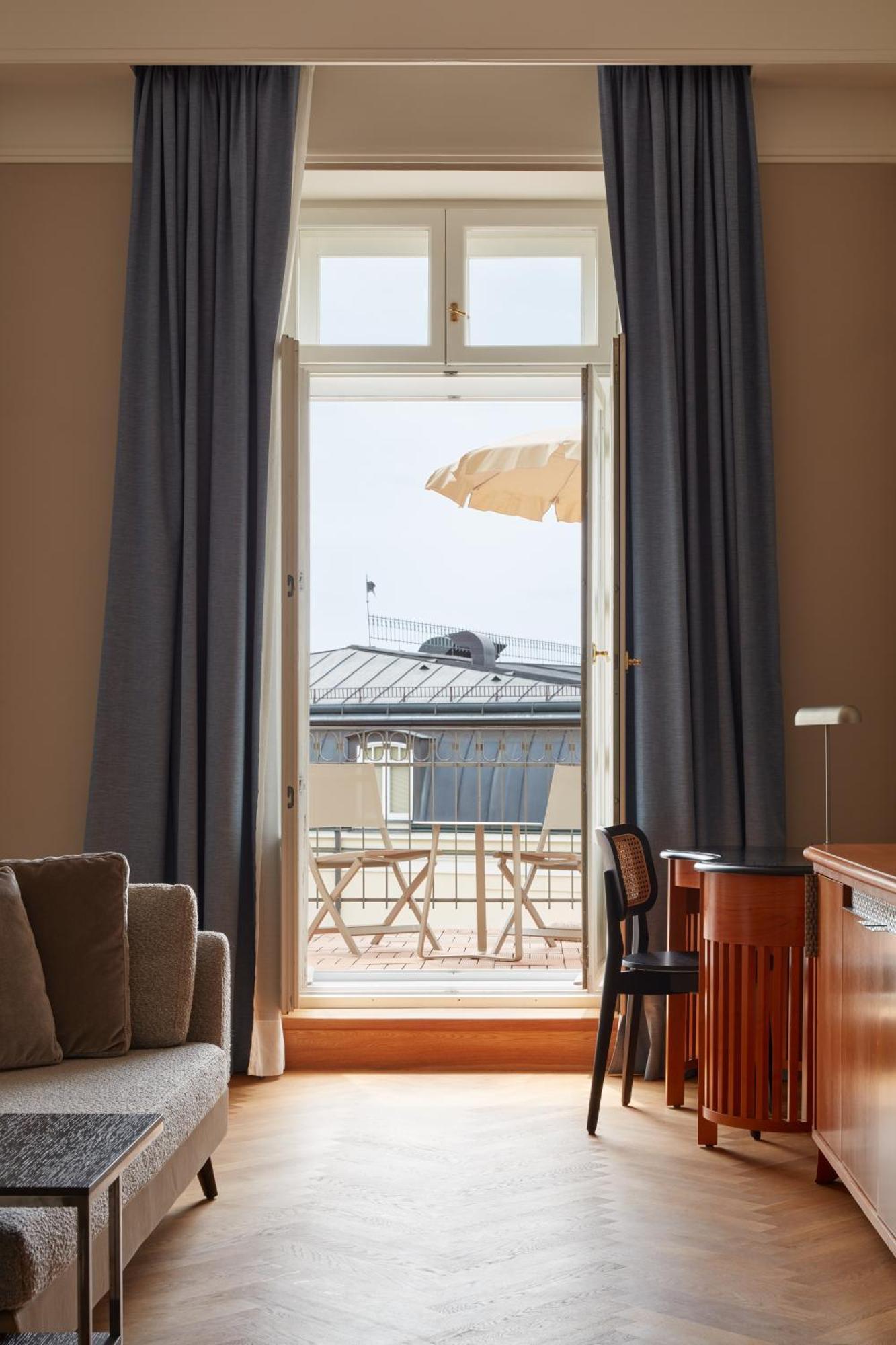 Falkensteiner Spa Resort Mariánské Lázně المظهر الخارجي الصورة A balcony in a hotel room