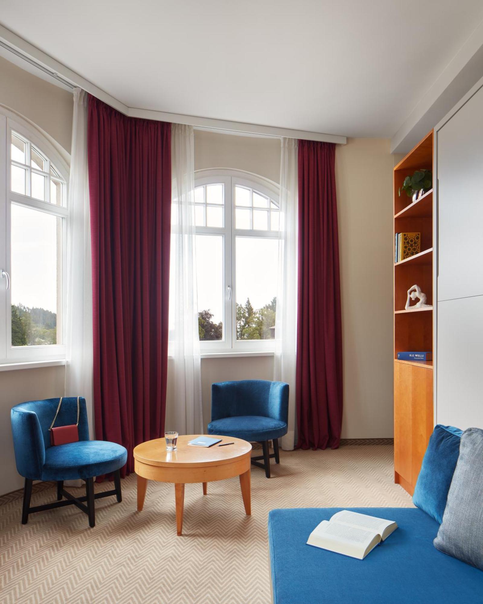 Falkensteiner Spa Resort Mariánské Lázně الغرفة الصورة Curtains in a living room