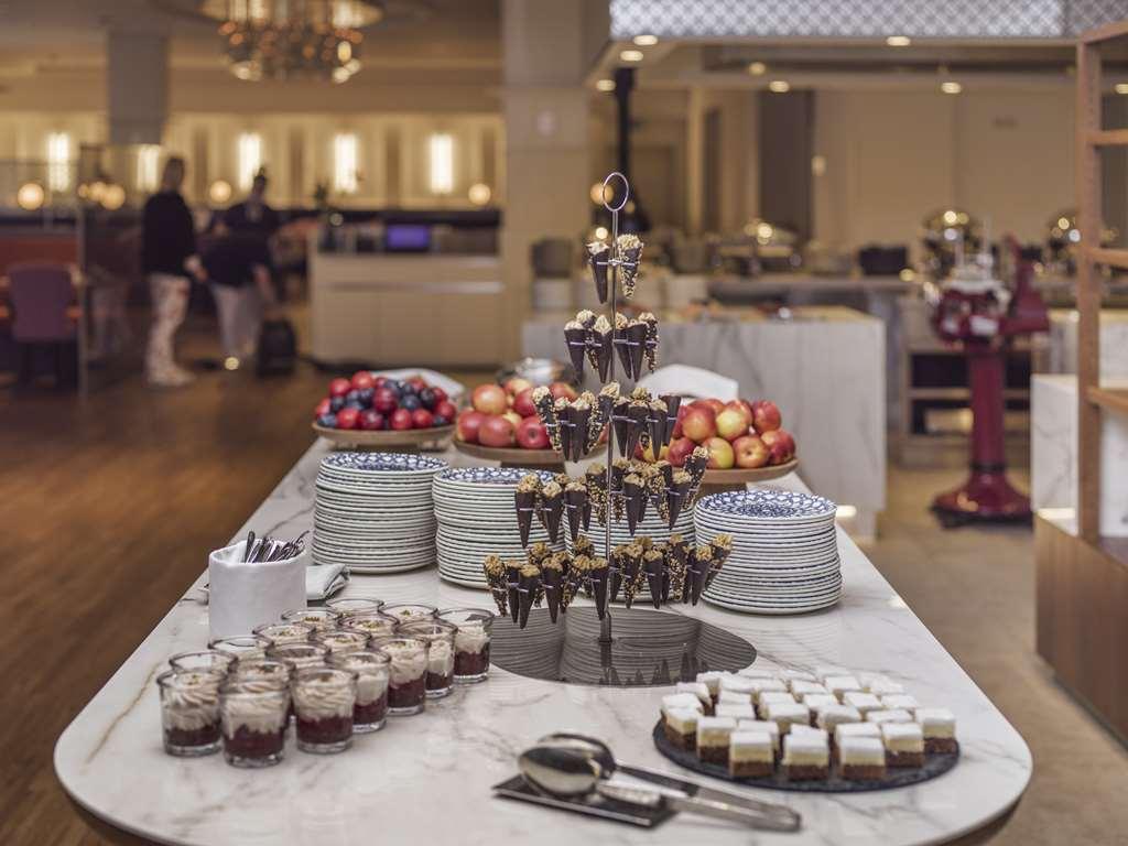 Falkensteiner Spa Resort Mariánské Lázně المطعم الصورة A dessert buffet